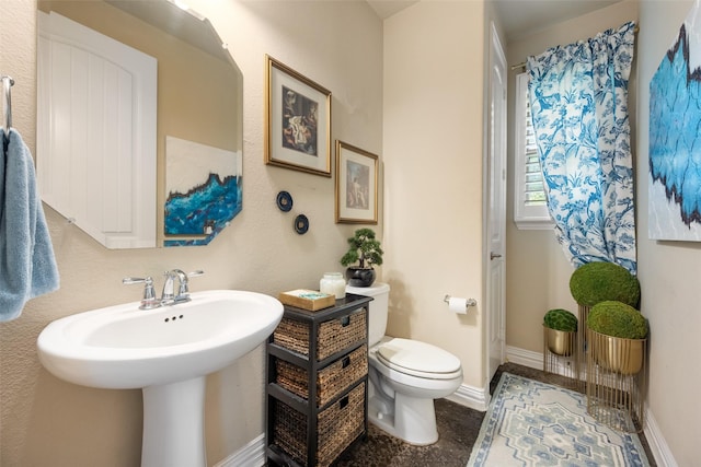 1005 Mallard Lakes Dr, Mckinney, TX 75072 - bathroom featuring toilet, baseboards, and a sink