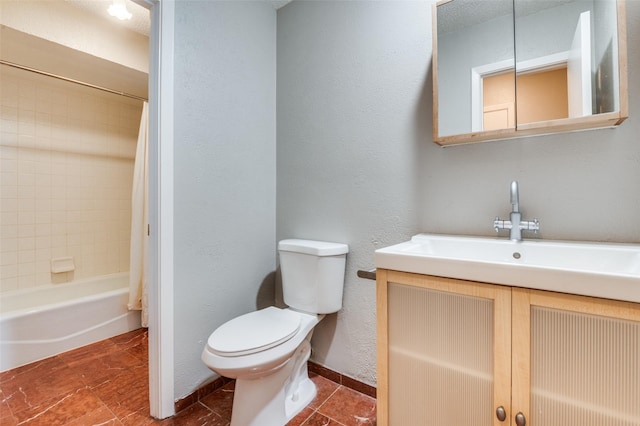 full bathroom featuring toilet, vanity, shower / bathtub combination with curtain, baseboards, and a textured wall