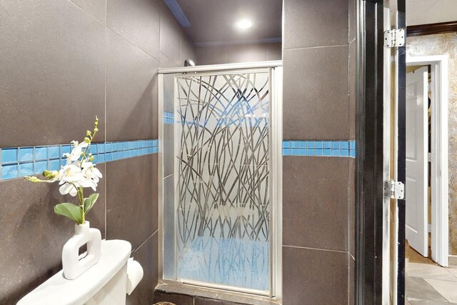 2241 Riviera Dr, Dallas, TX 75211 - bathroom featuring tile walls and a sink