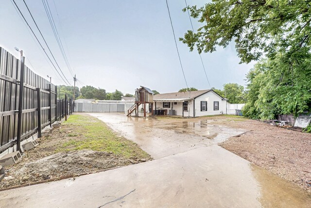2241 Riviera Dr, Dallas, TX 75211 - view of front facade