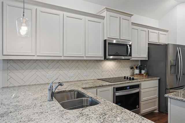 628 Coleman St, Aubrey, TX 76227 - kitchen with stainless steel appliances, hanging light fixtures, a sink, and tasteful backsplash