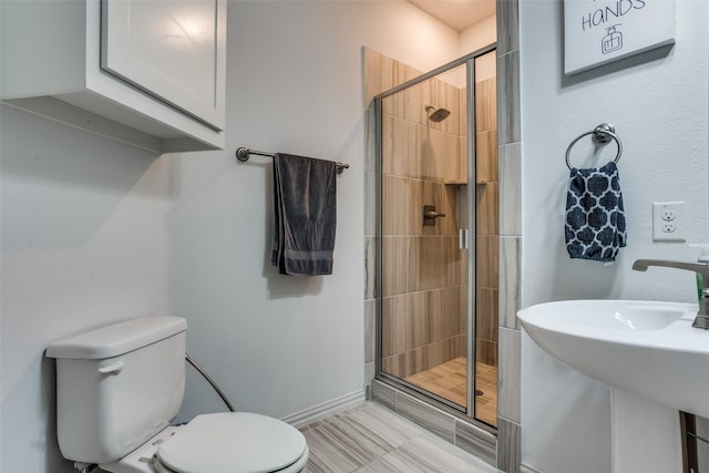 8480 Kincaid Ln, Frisco, TX 75036 - full bath featuring toilet, baseboards, a shower stall, and a sink