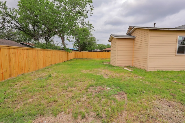view of yard featuring a fenced backyard