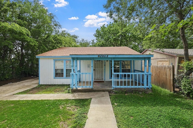 2805 Hale Ave, Fort Worth, TX 76106 - bungalow-style house featuring covered porch, fence, and a front yard