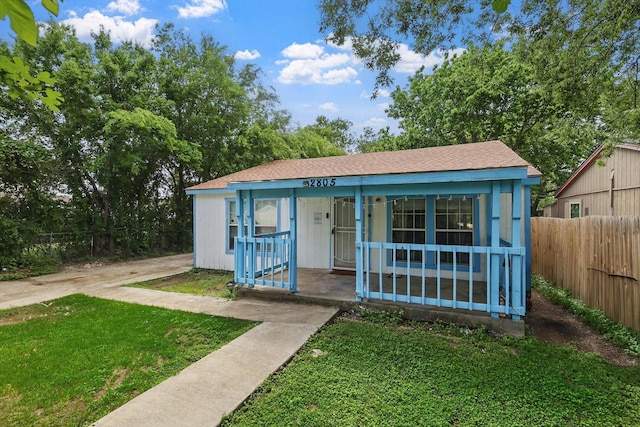 2805 Hale Ave, Fort Worth, TX 76106 - view of front of home featuring fence and a front lawn