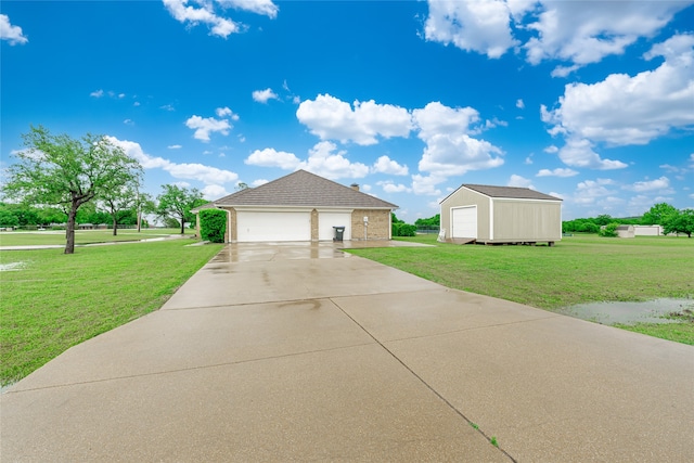 view of front of property featuring a detached garage, an outdoor structure, and a front yard