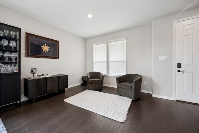 living area featuring recessed lighting, baseboards, and dark wood-style flooring