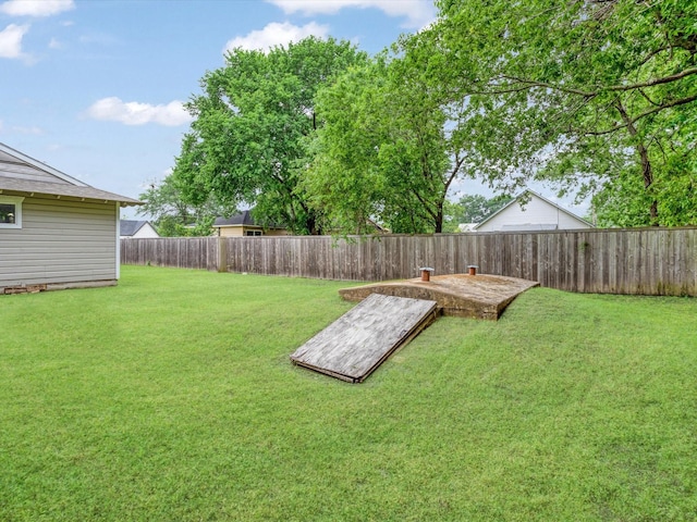 view of yard featuring a fenced backyard