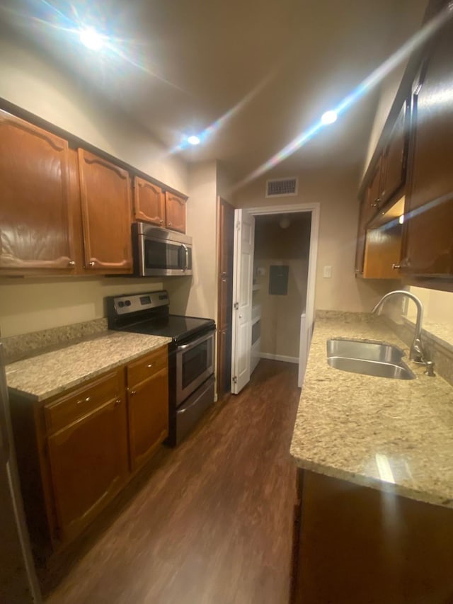 3101 Townbluff Dr Unit 622, Plano, TX 75075 - kitchen with visible vents, a sink, light countertops, and stainless steel appliances