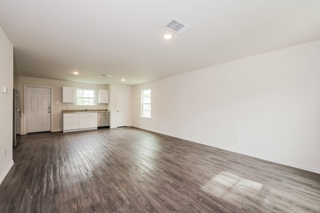 unfurnished living room featuring visible vents, recessed lighting, baseboards, and dark wood-type flooring