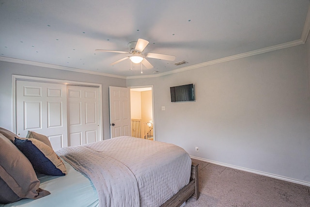 carpeted bedroom with ceiling fan, baseboards, visible vents, ornamental molding, and a closet