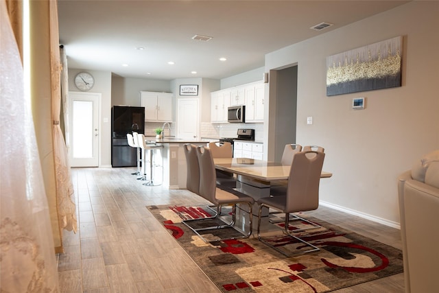 1714 Cecil Crest Ln, Forney, TX 75126 - dining room featuring light wood-type flooring, recessed lighting, baseboards, and visible vents
