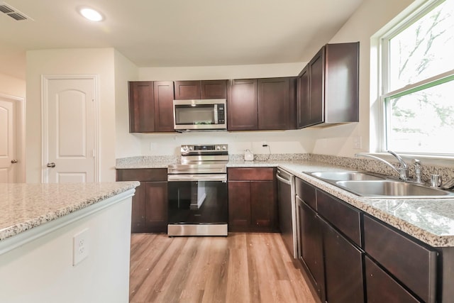 kitchen with visible vents, recessed lighting, a sink, light wood-style flooring, and stainless steel appliances