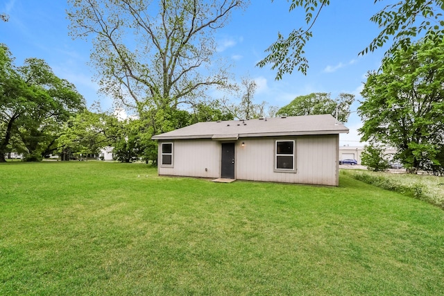 609 Sherman St, Waco, TX 76704 - rear view of house with a lawn