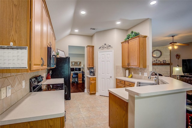 kitchen with a ceiling fan, visible vents, tasteful backsplash, a sink, and a peninsula