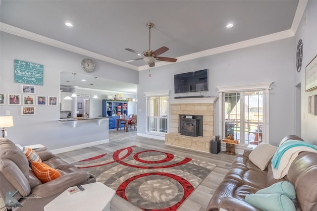 living room featuring crown molding, a ceiling fan, recessed lighting, and light wood-type flooring