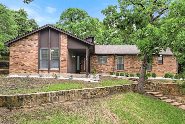 1602 Brunson Ct, Arlington, TX 76012 - mid-century inspired home featuring brick siding and a front yard