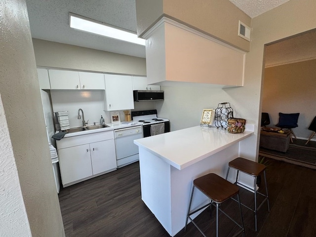 kitchen with a peninsula, electric range oven, stainless steel microwave, a sink, and dishwasher
