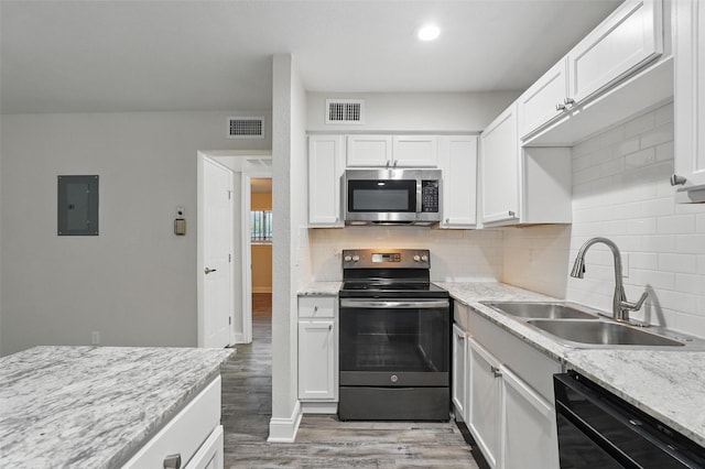 kitchen featuring a sink, light wood-style floors, stainless steel appliances, and visible vents