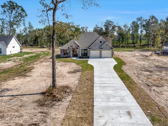 view of front of property with driveway