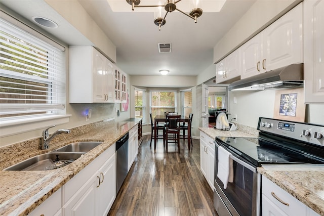 kitchen with visible vents, dark wood-style floors, under cabinet range hood, a sink, and stainless steel appliances