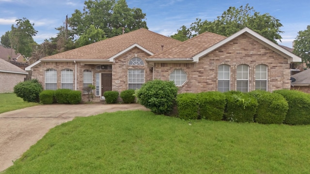 520 Jeff Grimes Blvd, Desoto, TX 75115 - single story home featuring brick siding, a shingled roof, and a front lawn