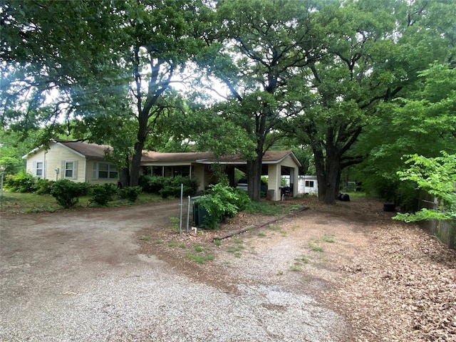 ranch-style home with driveway
