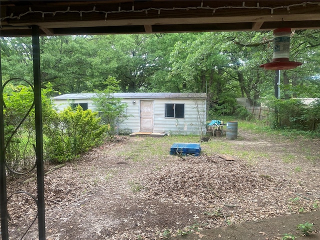 view of yard featuring fence and an outbuilding