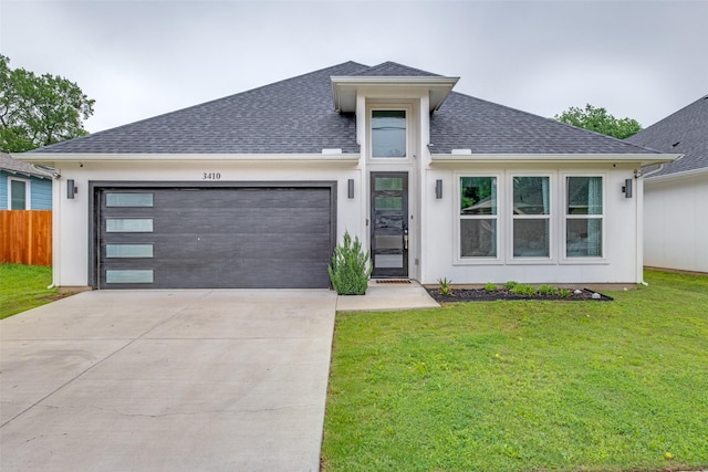 view of front facade featuring fence, a shingled roof, a garage, a front yard, and driveway