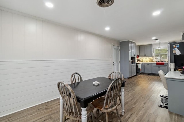 2019 W Belclaire Cir, Corsicana, TX 75110 - dining area with crown molding, recessed lighting, wood finished floors, and visible vents