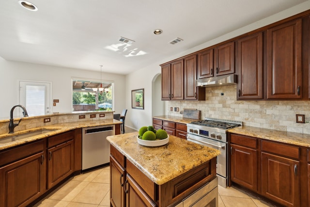 kitchen featuring a sink, under cabinet range hood, visible vents, and appliances with stainless steel finishes