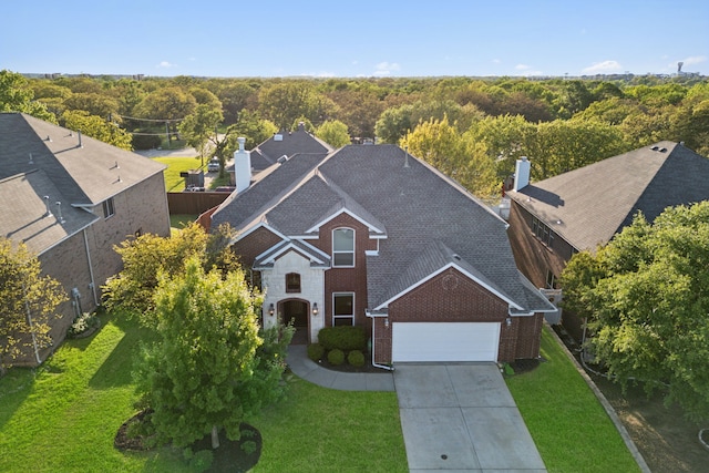 bird's eye view featuring a wooded view