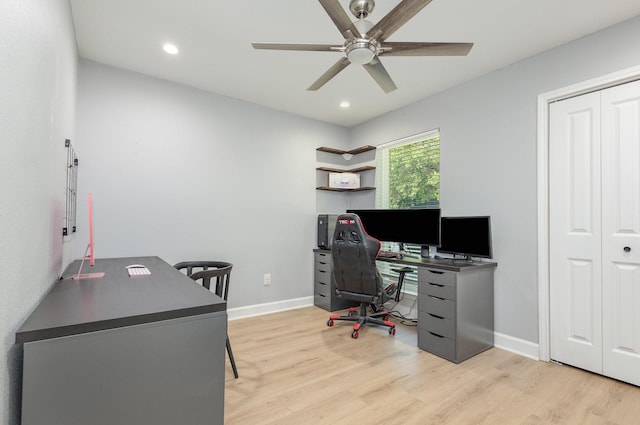 office area with light wood-type flooring, ceiling fan, recessed lighting, and baseboards