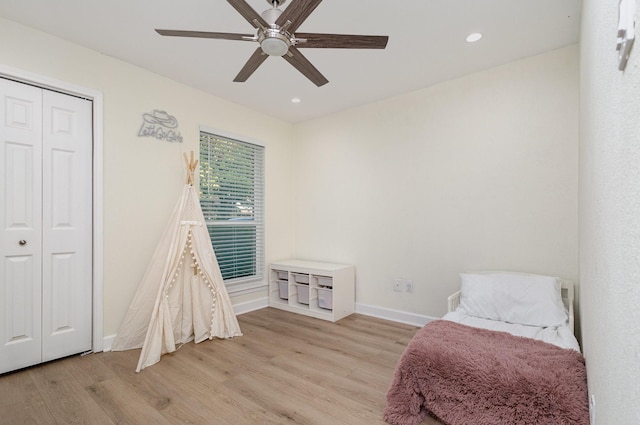 sitting room featuring light wood-type flooring, a ceiling fan, baseboards, and recessed lighting