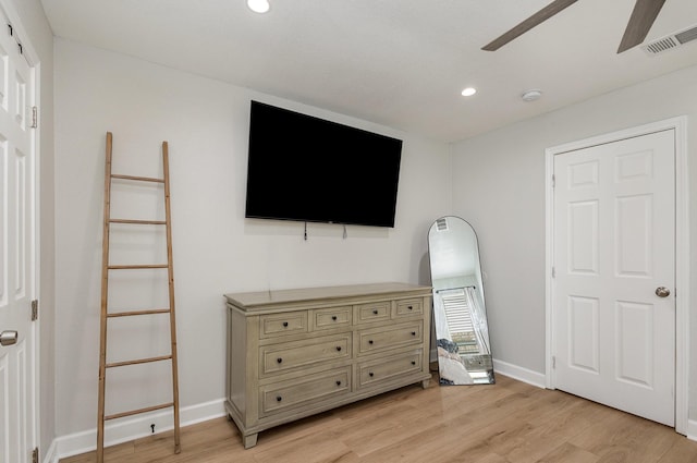 bedroom featuring light wood finished floors, recessed lighting, baseboards, and a ceiling fan