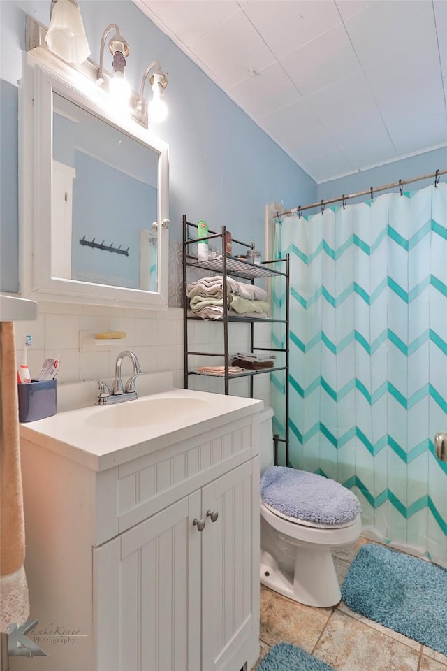 934 Burger St, Abilene, TX 79603 - full bath with vanity, tile patterned flooring, curtained shower, toilet, and tile walls