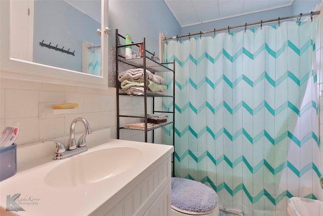 934 Burger St, Abilene, TX 79603 - full bath with a shower with curtain and vanity