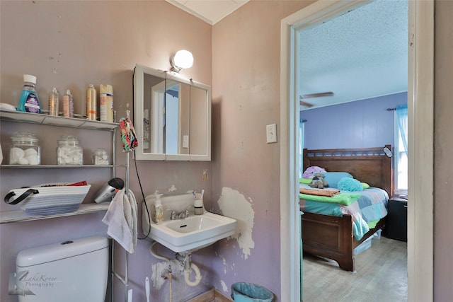 934 Burger St, Abilene, TX 79603 - ensuite bathroom featuring ensuite bath, wood finished floors, and toilet