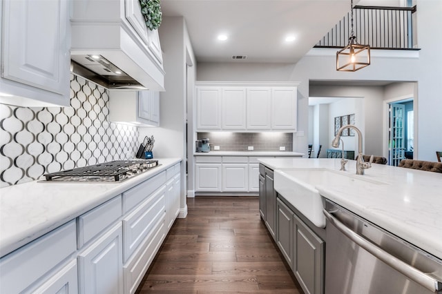 kitchen with visible vents, a sink, gray cabinetry, stainless steel appliances, and dark wood-type flooring
