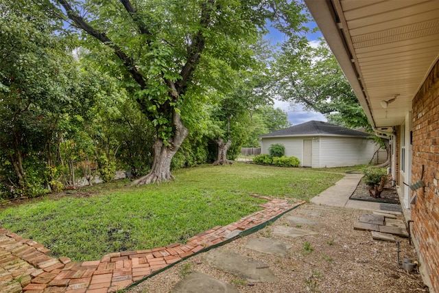 view of yard with an outbuilding