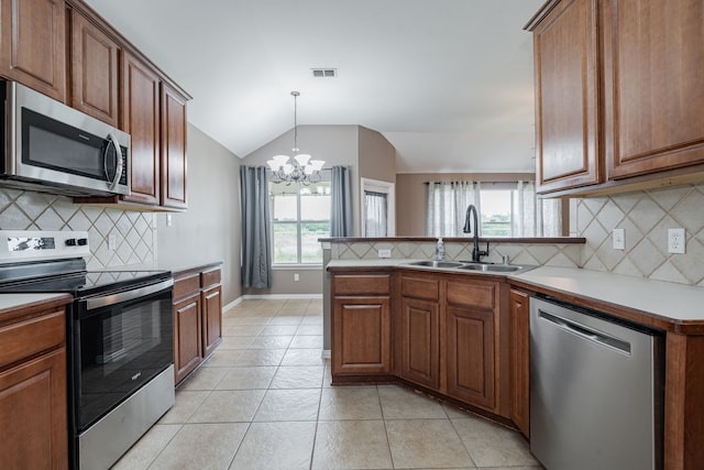 kitchen featuring a sink, a chandelier, stainless steel appliances, backsplash, and visible vents