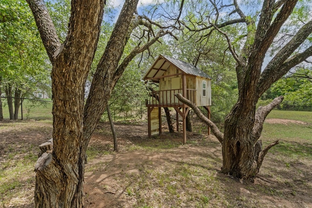 view of yard featuring fence and an outbuilding