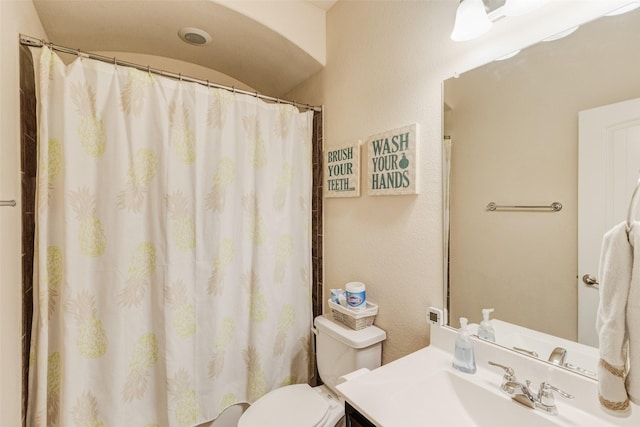 full bath with vanity, toilet, and a shower with curtain