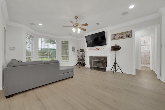 living room featuring ceiling fan, healthy amount of natural light, wood finished floors, crown molding, and recessed lighting