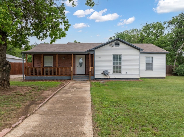 view of front of home featuring fence, a front yard, roof with shingles, a porch, and driveway