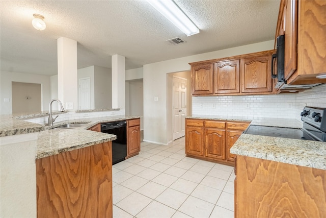 kitchen featuring a sink, a textured ceiling, tasteful backsplash, visible vents, and black appliances