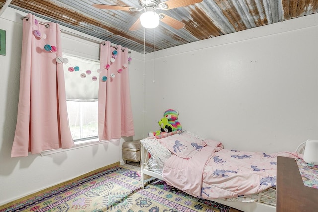 bedroom with baseboards and a ceiling fan