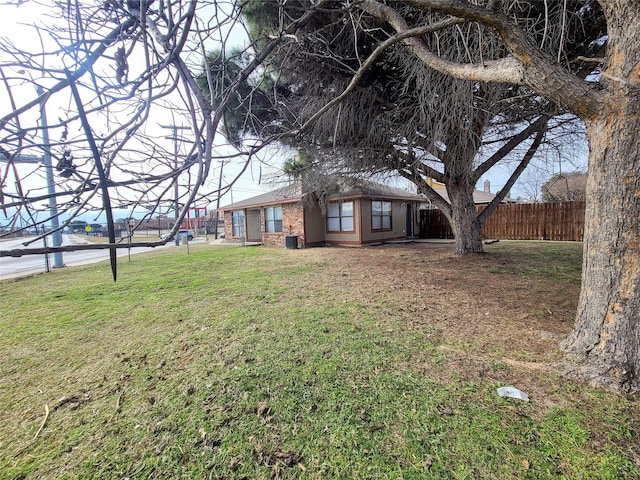 302 W Warrior Trl, Grand Prairie, TX 75052 - view of yard with fence