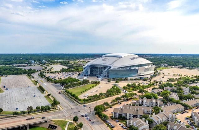 302 W Warrior Trl, Grand Prairie, TX 75052 - bird's eye view