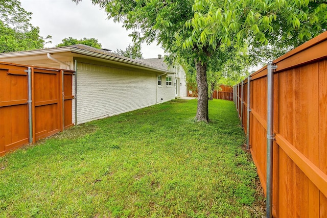 view of yard featuring a fenced backyard